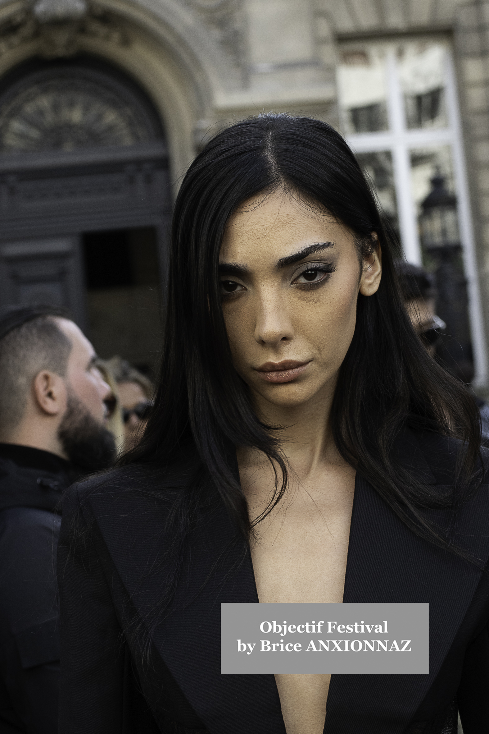 Photo streetstyle de Mary Charteris - Streetstyle photos of guest arrivals at the Nina Ricci show lors du défilé Nina Ricci Spring 2025 à Streetstyle-photos-of-guest-arrivals-at-the-Nina-Ricci-show, Paris Fashion Week le 7 March 2025 par Brice ANXIONNAZ (Objectif Festival)